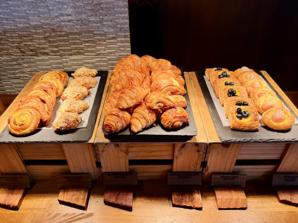 コンラッド コ サムイ 朝食 パンコーナー