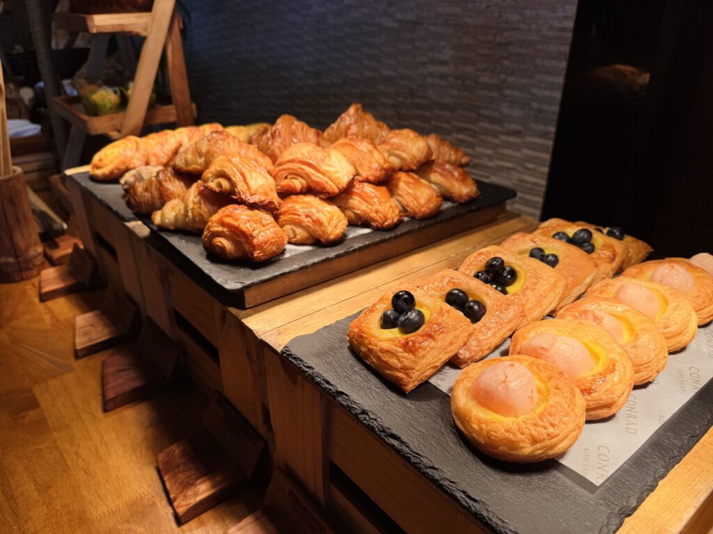 コンラッド コ サムイ 朝食 パンコーナー