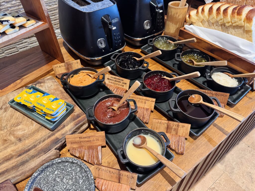 コンラッド コ サムイ 朝食 パンコーナーのスプレッド