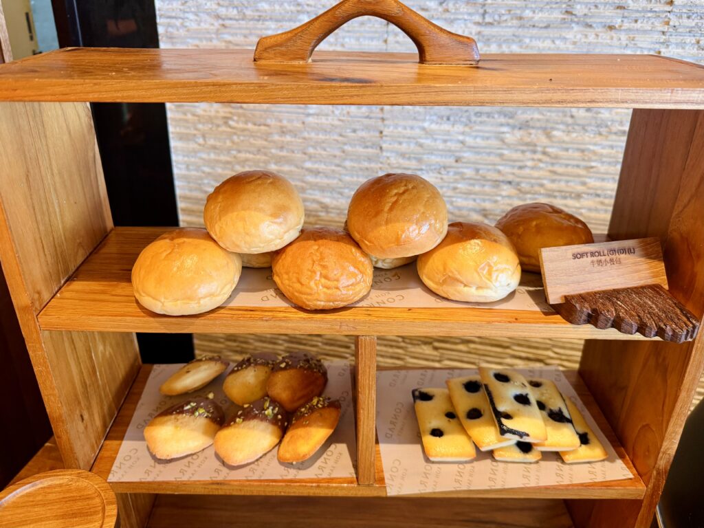 コンラッド コ サムイ 朝食 パンコーナー