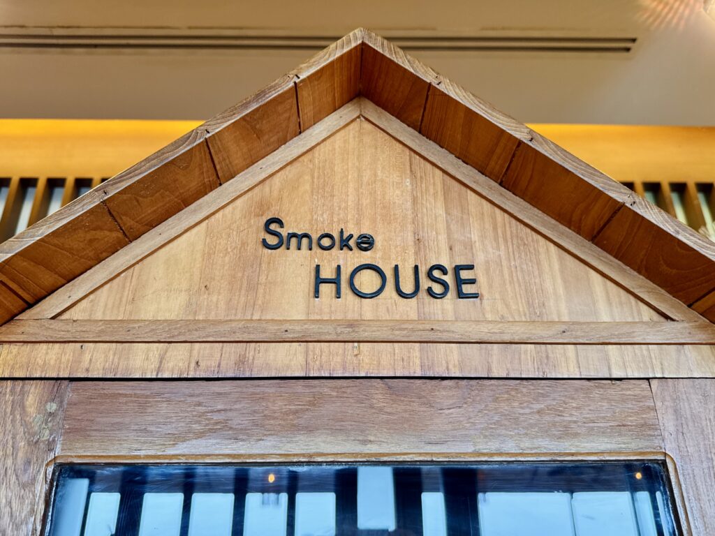 コンラッド コ サムイ 朝食会場のスモークハウス