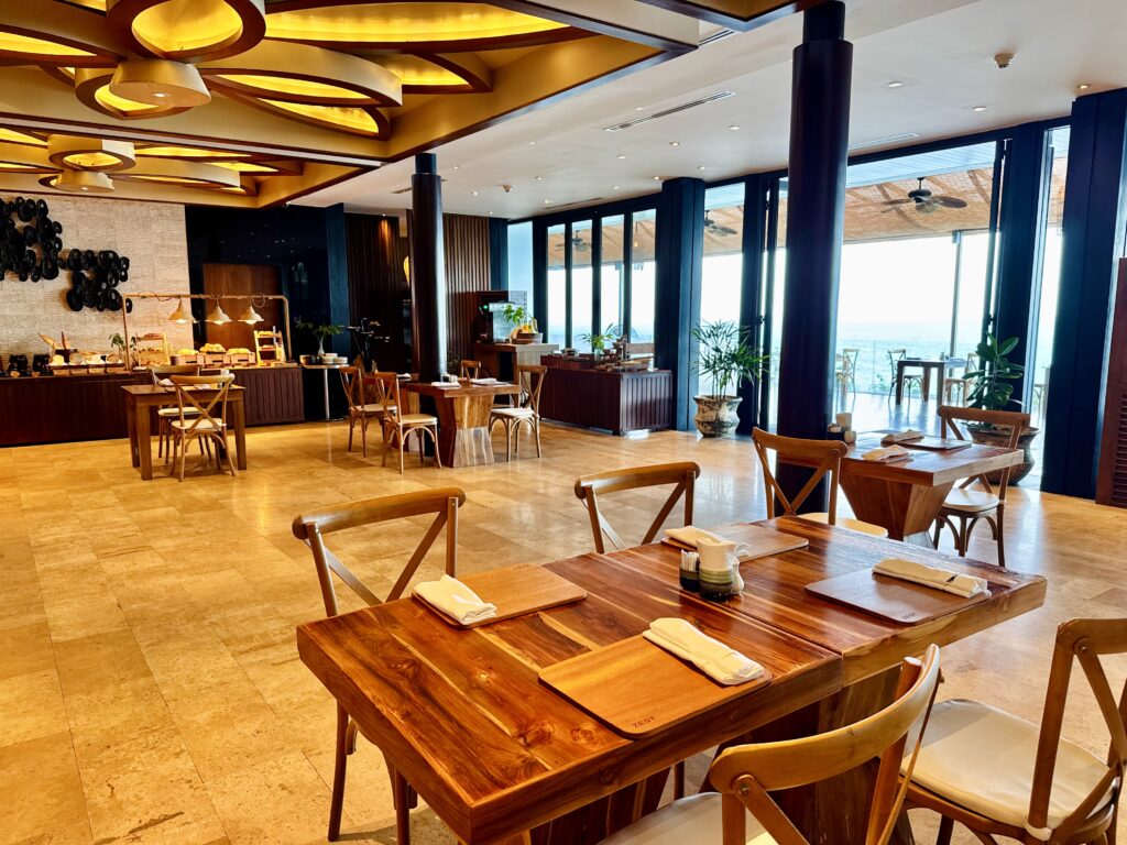 コンラッド コ サムイ 朝食会場の室内席