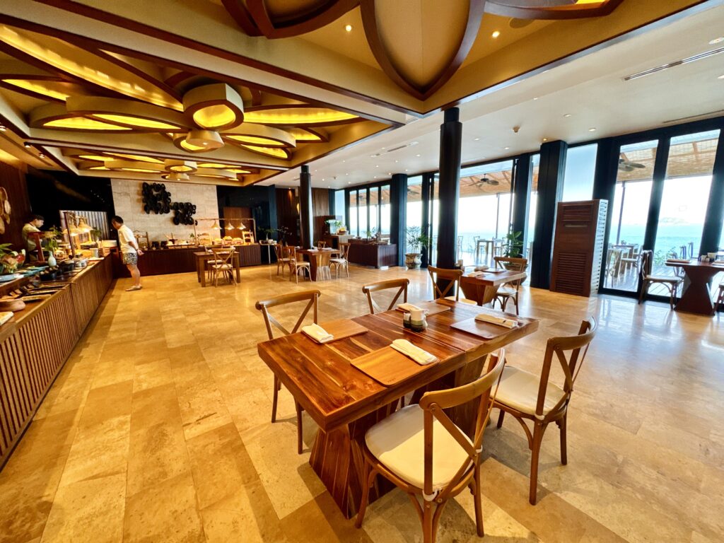 コンラッド コ サムイ 朝食会場の室内席
