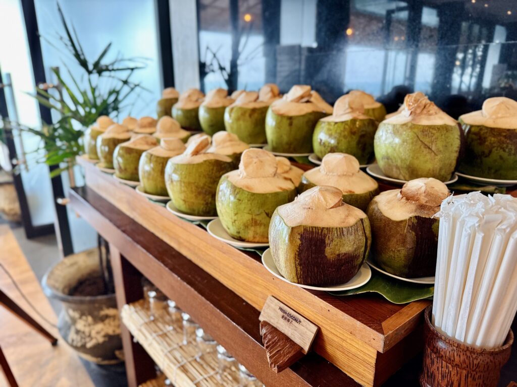 コンラッド コ サムイ 朝食 ココナッツウォーター