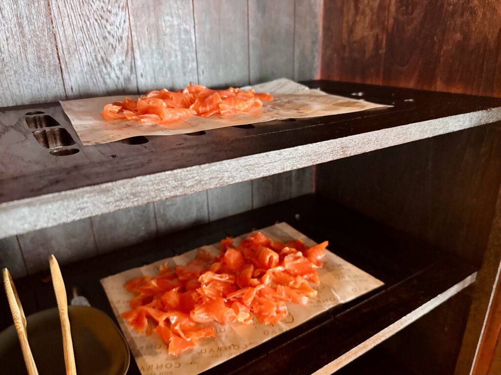 コンラッド コ サムイ 朝食会場のスモークハウス内の様子