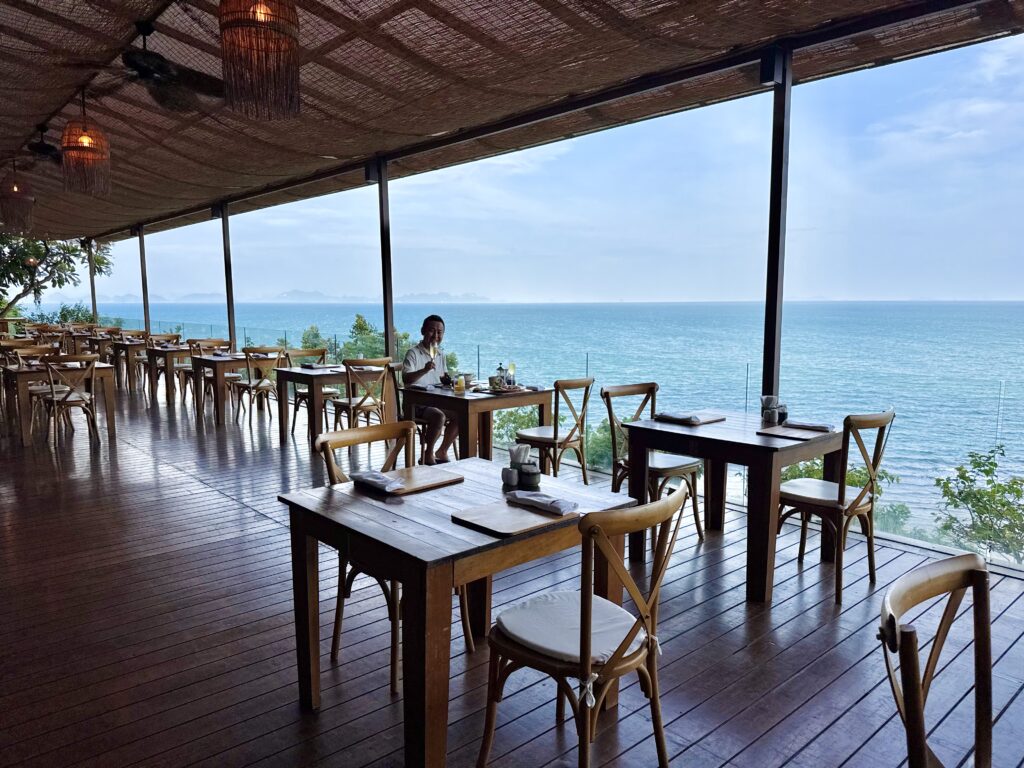 コンラッド コ サムイ 朝食会場の様子