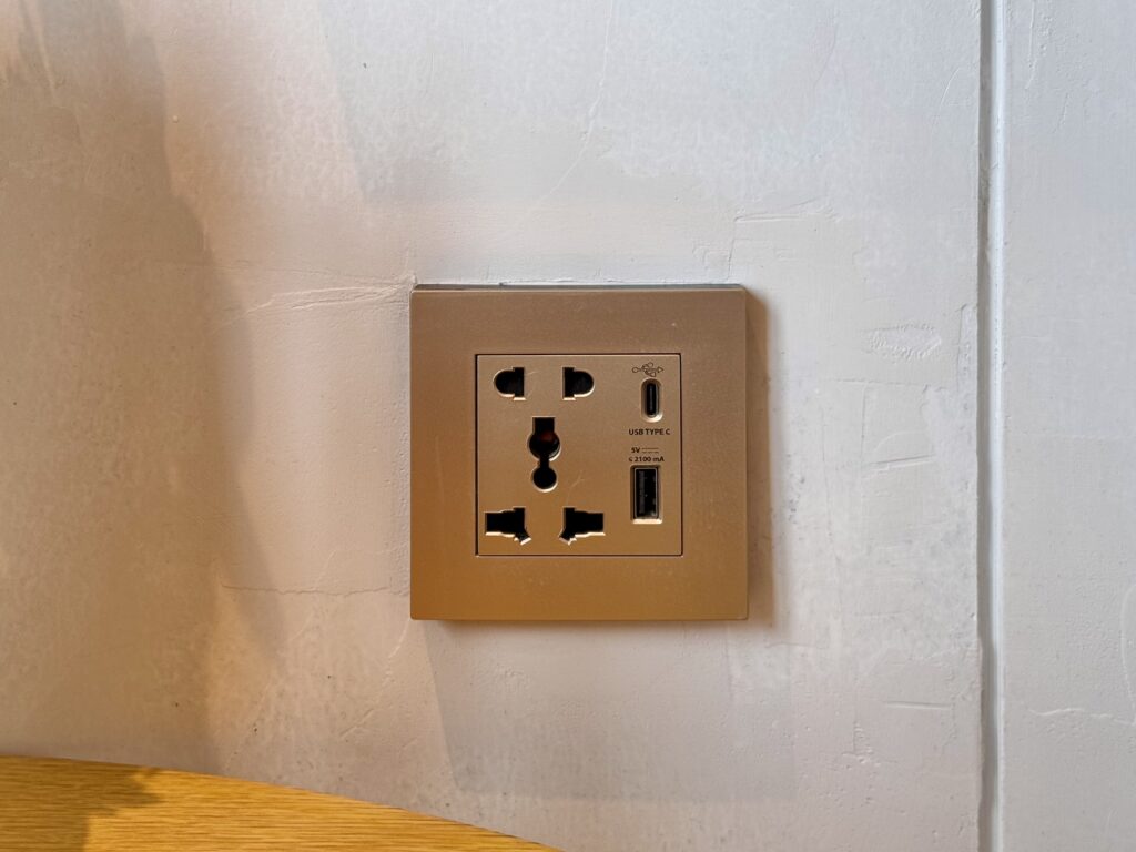 サムイ島 マラスカサムイ(SLH)テーブル近くの電源