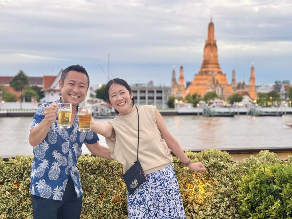 Chom Arun（チョムアルン）から見る夕景のワットアルンと記念撮影