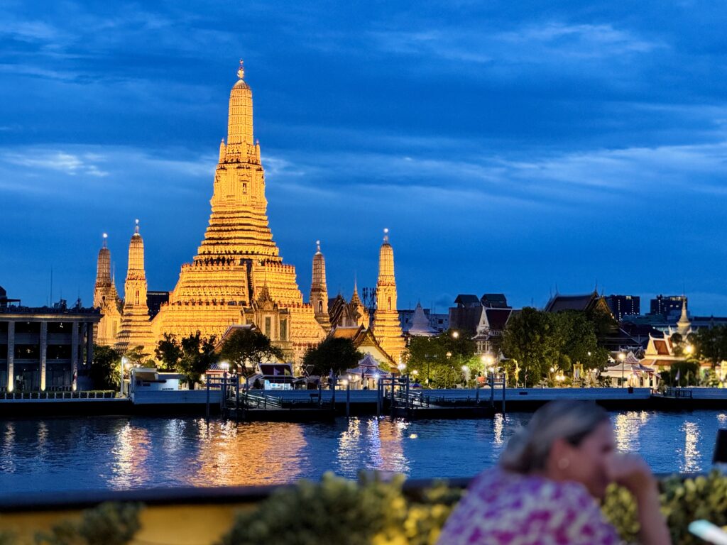 Chom Arun（チョムアルン）のルーフトップからの見る夕景でライトアップされたワットアルンとチャオプラヤー川