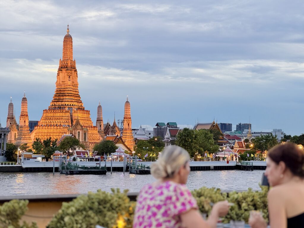 Chom Arun（チョムアルン）のルーフトップからの見る夕景でライトアップされたワットアルンとチャオプラヤー川