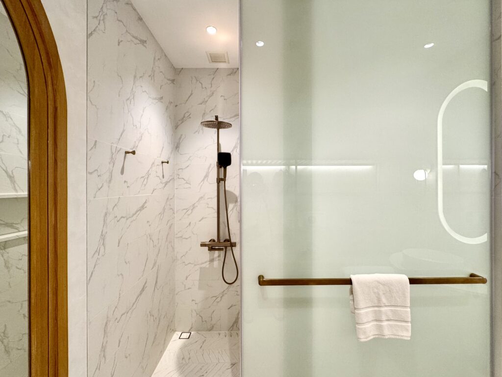 マラスカサムイのシャワールームとトイレの扉