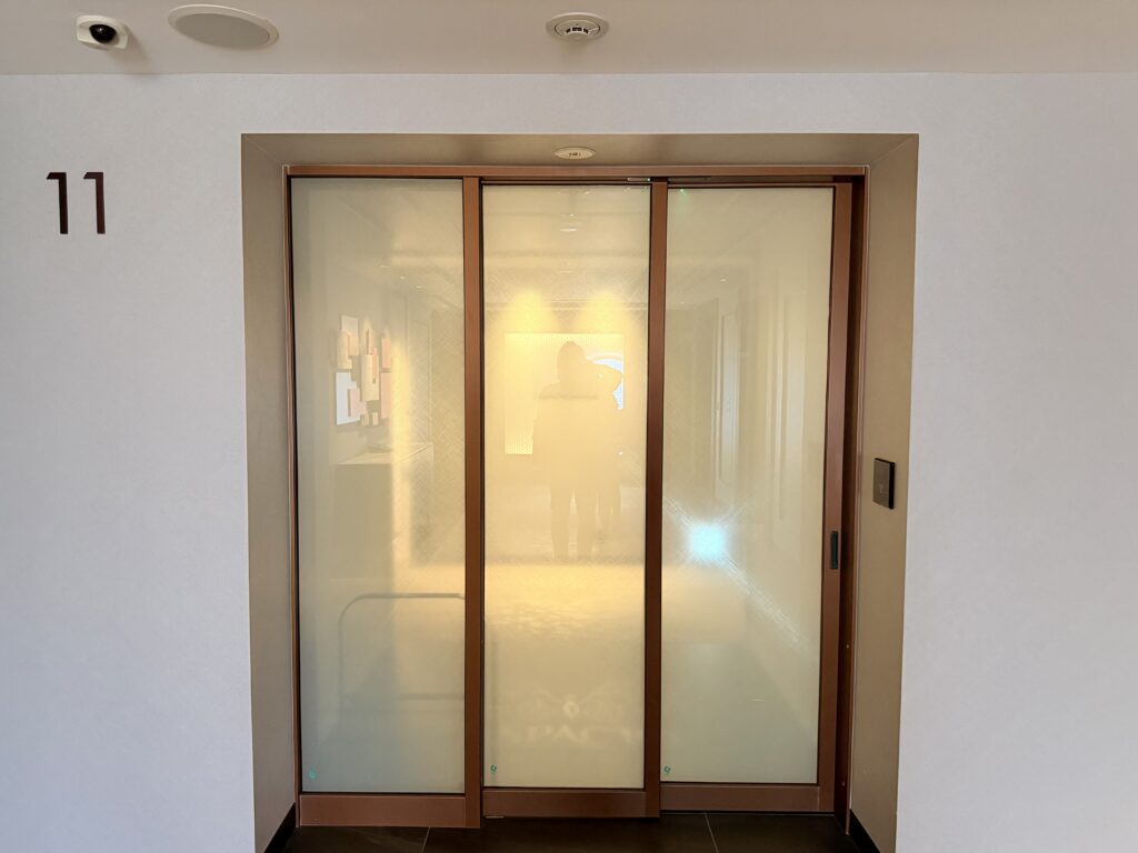 名古屋観光ホテル エスパシオフロアに入室するセキュリティードア