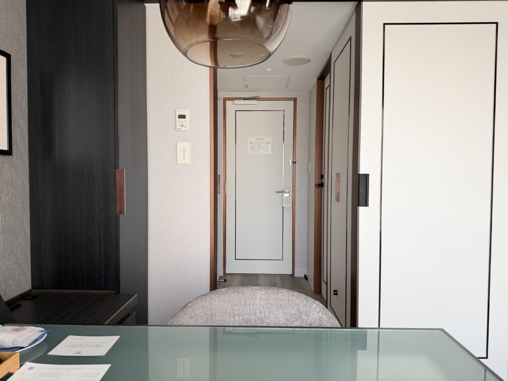 名古屋観光ホテル エスパシオフロア デスクからみた客室の入口