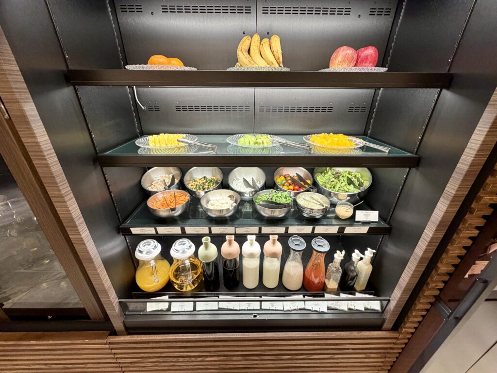 名古屋観光ホテル エスパシオラウンジの朝食 サラダとドリンクコーナー