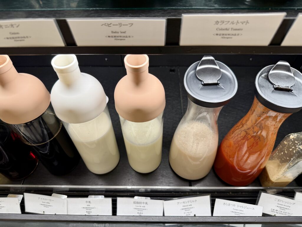 名古屋観光ホテル エスパシオラウンジの朝食 牛乳やアイスコーヒーとトマトジュース