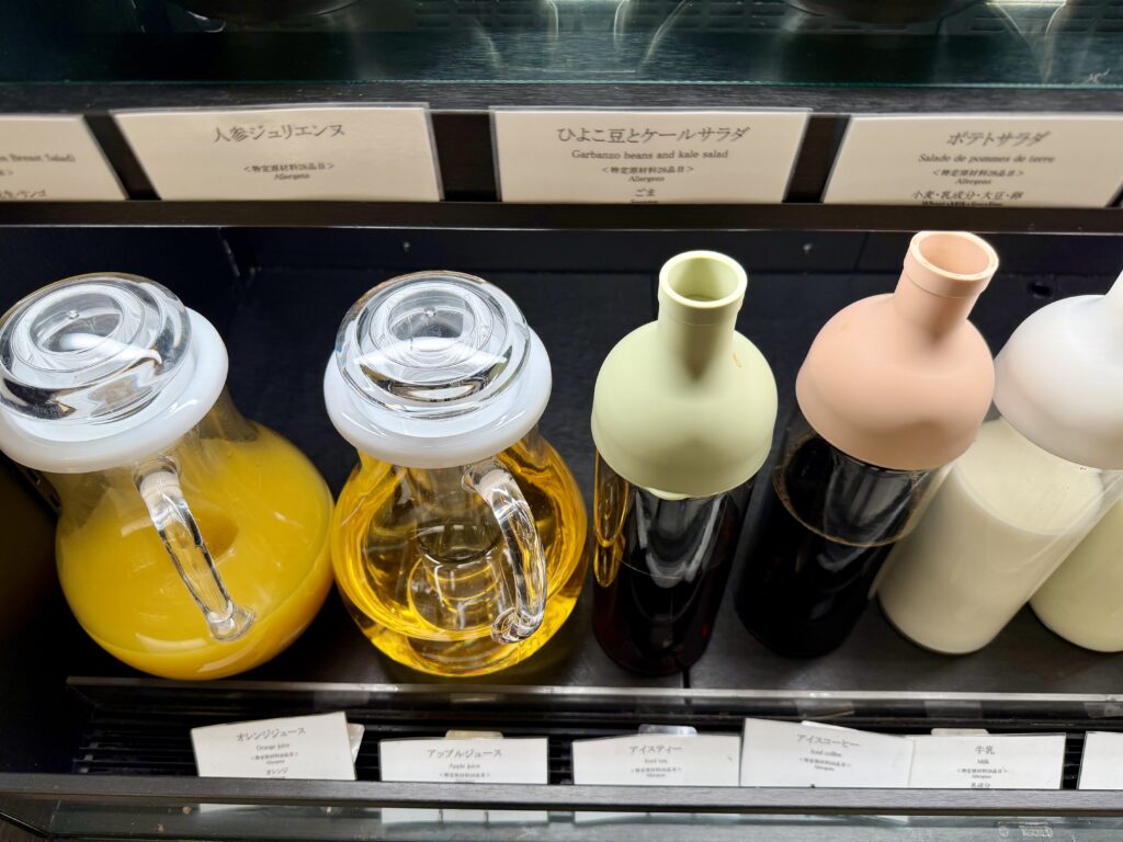 名古屋観光ホテル エスパシオラウンジの朝食 オレンジジュースとアップルジュース