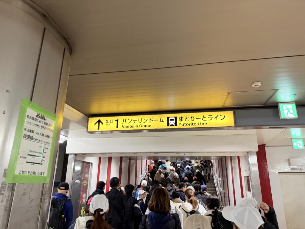 名古屋シティマラソン当日のバンテリンドーム駅の様子