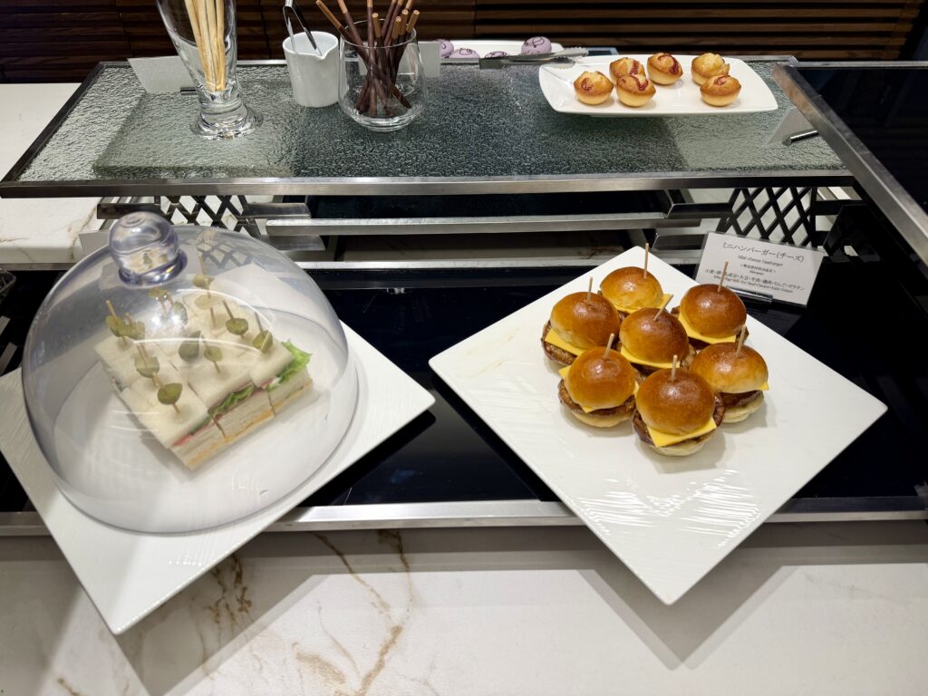 名古屋観光ホテル エスパシオラウンジ アフタヌーンティのミニハンバーガーとサンドイッチ