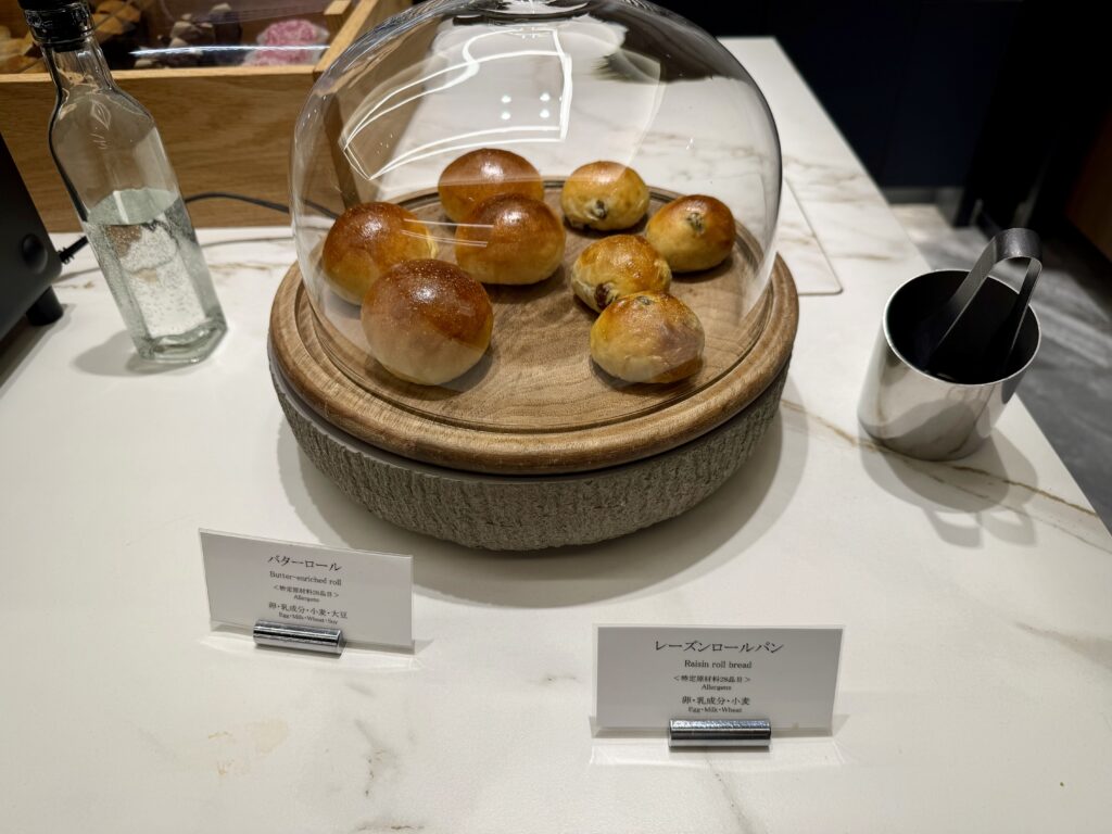 名古屋観光ホテル エスパシオラウンジ アフタヌーンティのバターロールとレーズンパン