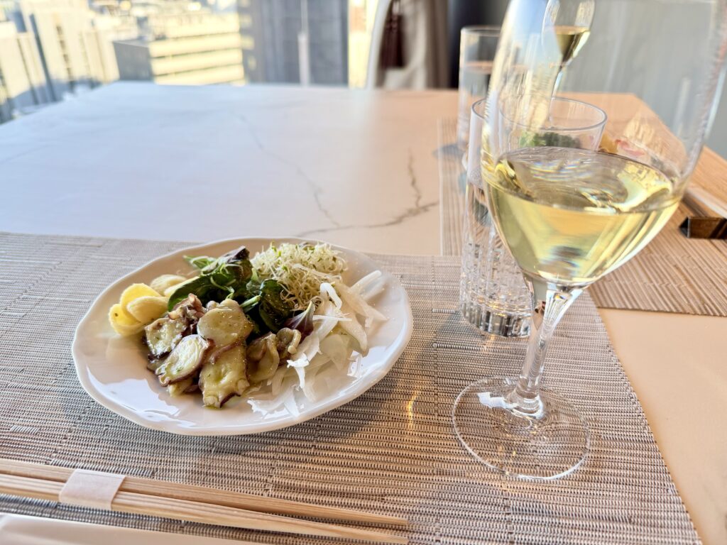 名古屋観光ホテル エスパシオラウンジ 朝食で食べた前菜と白ワイン