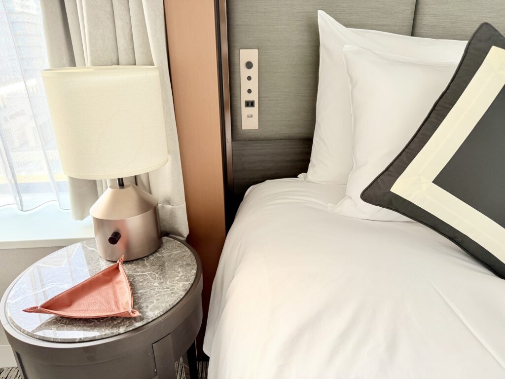 名古屋観光ホテル エスパシオ(SLH)客室 ベッドサイド設備