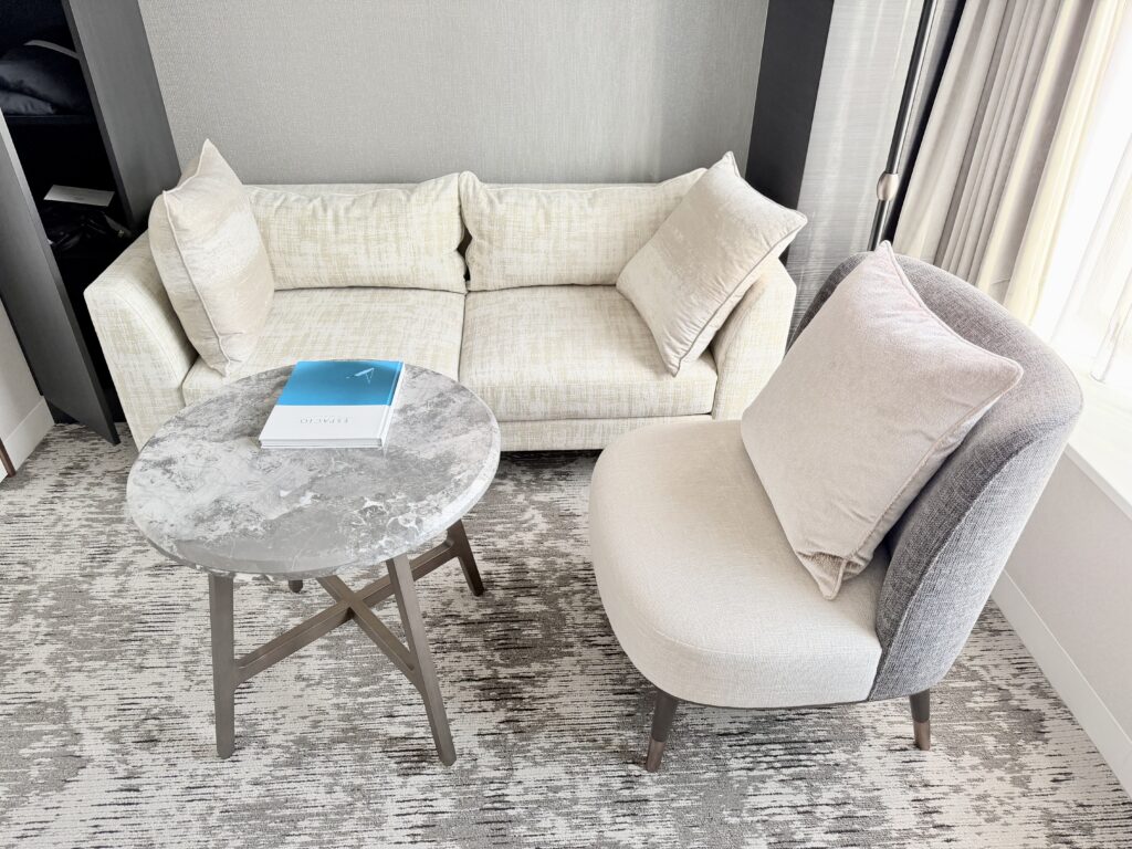 名古屋観光ホテル エスパシオ(SLH)客室 窓側ソファ