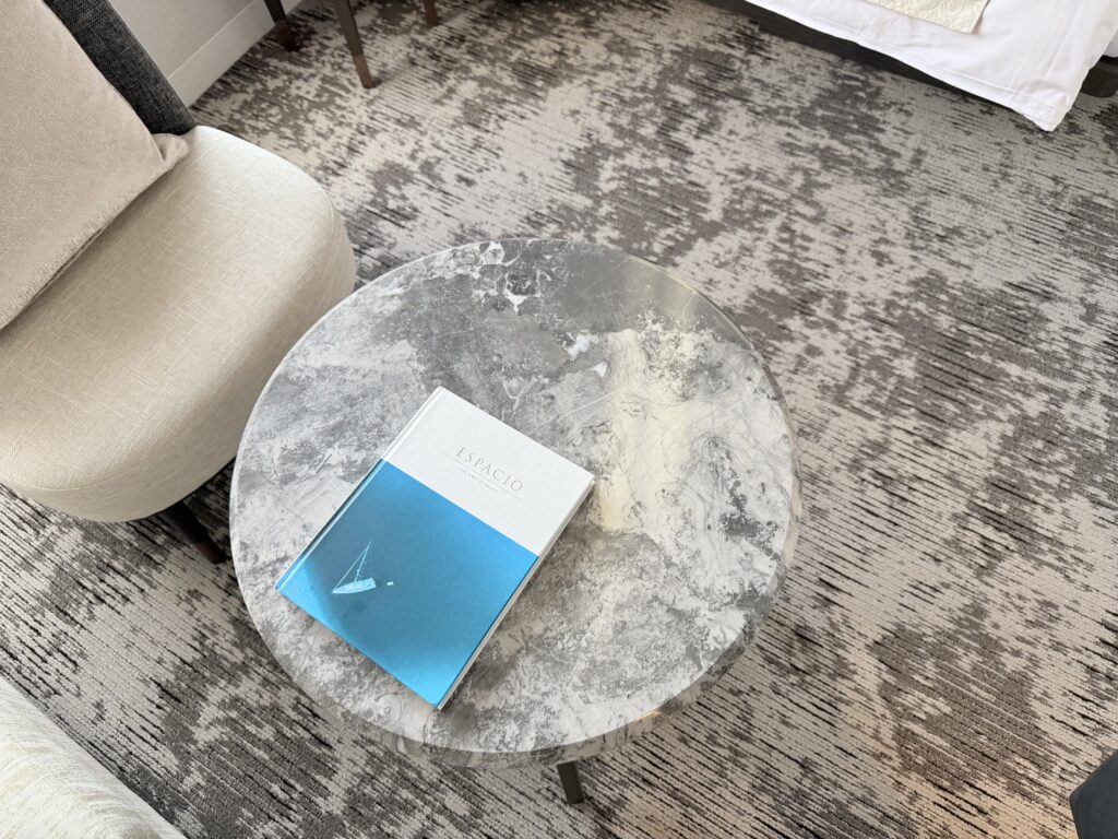 名古屋観光ホテル エスパシオ(SLH)客室 テーブルに置かれていた本