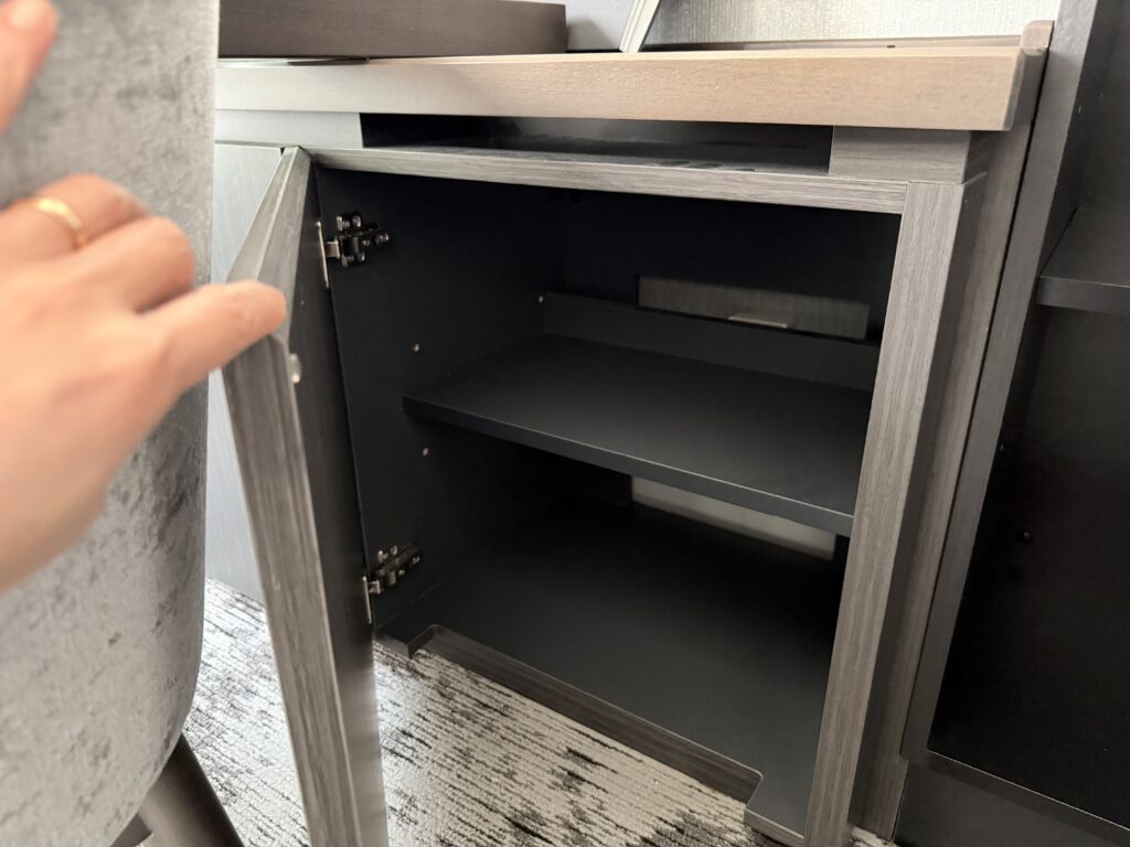 名古屋観光ホテル エスパシオ(SLH)客室 テーブル近くの棚