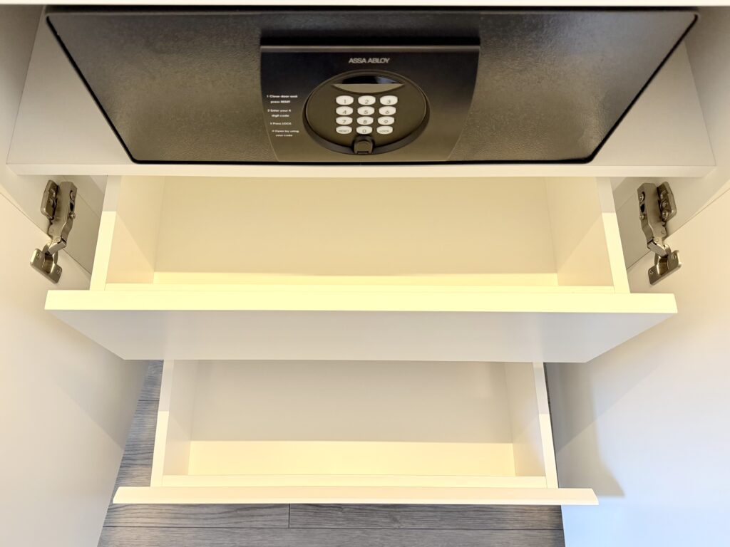 名古屋観光ホテル エスパシオ（SLH）客室 セーフティボックス下の棚