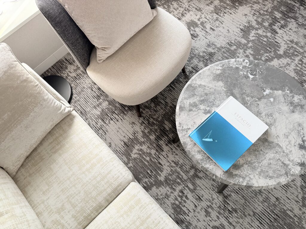 名古屋観光ホテル エスパシオ(SLH)客室 テーブルに置かれていた本