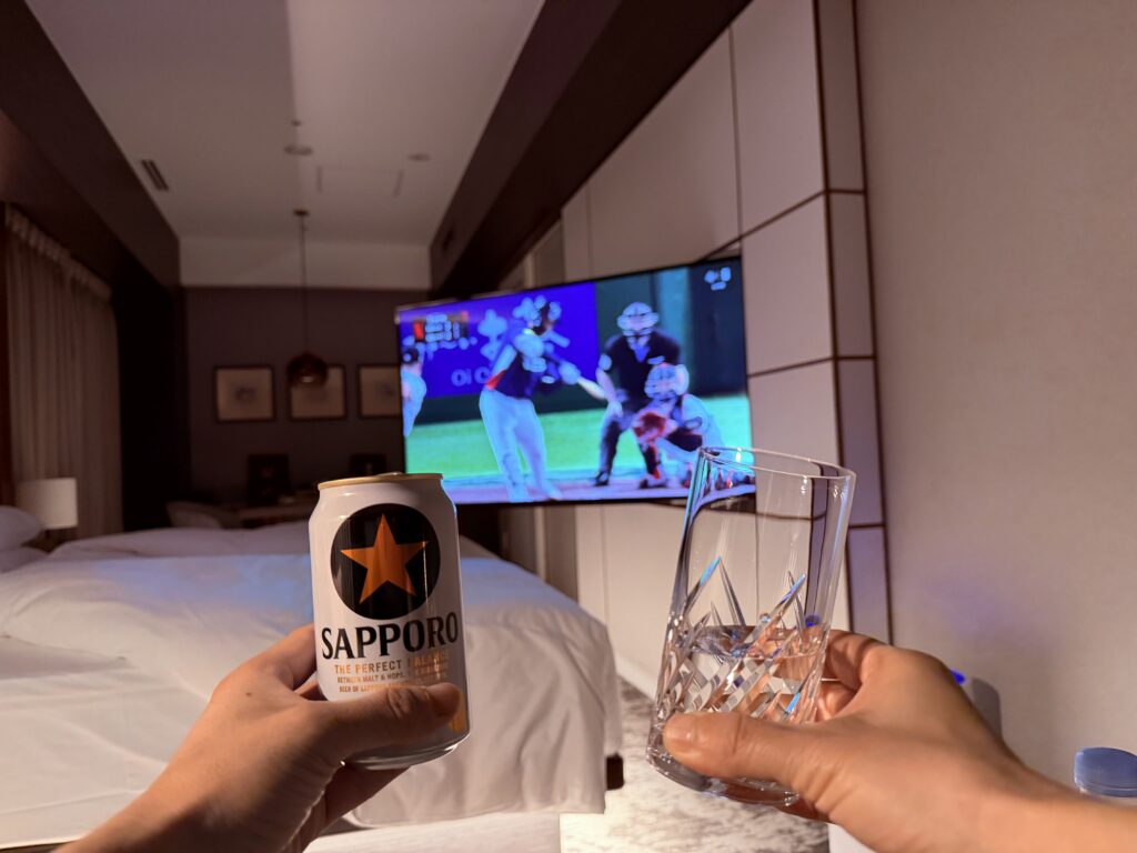 名古屋観光ホテルエスパシオ客室でWBCを見ながら乾杯