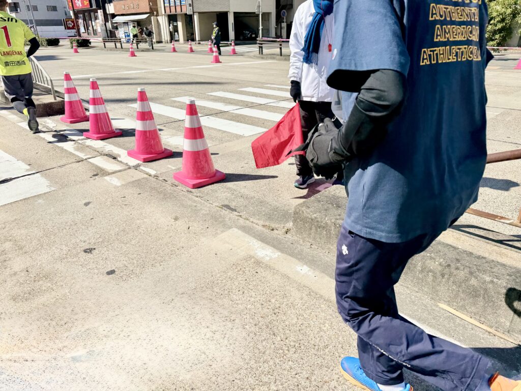 名古屋シティマラソン コース上のコーンもウィメンズに合わせてピンク色
