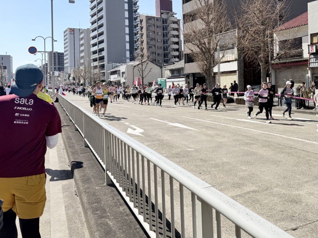 名古屋シティマラソン トップ選手が通過
