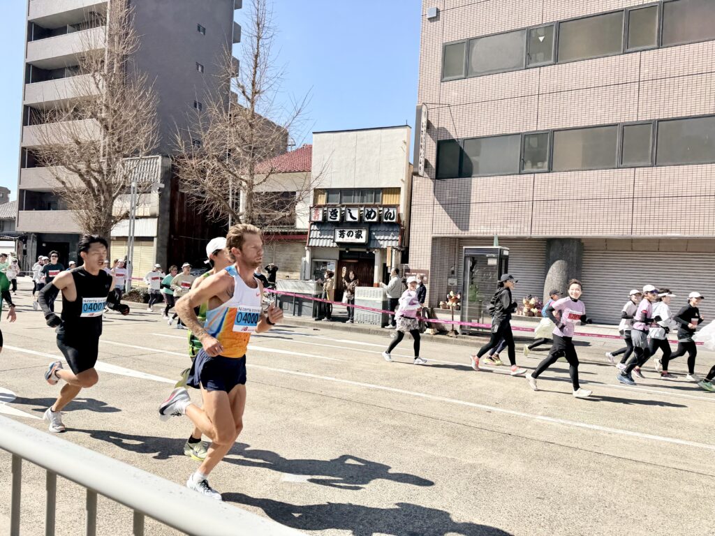 名古屋シティマラソン トップ選手が通過