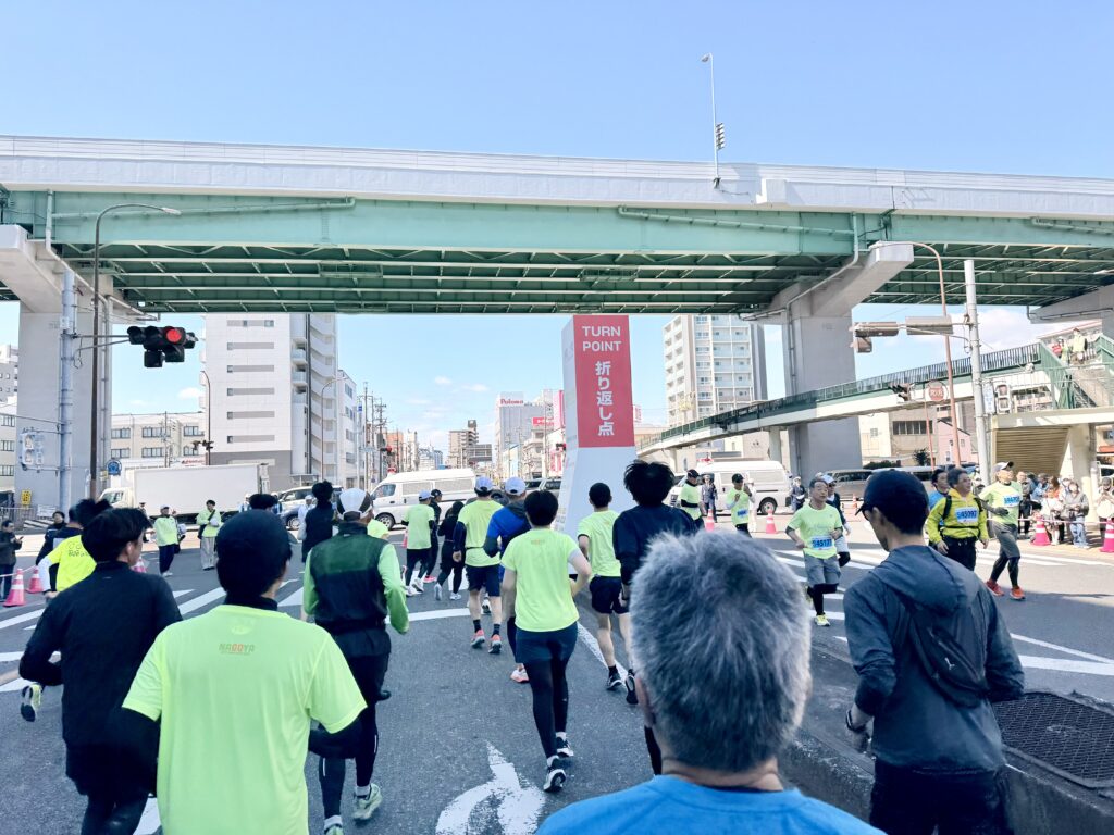 名古屋シティハーフマラソン 折り返し地点を発見