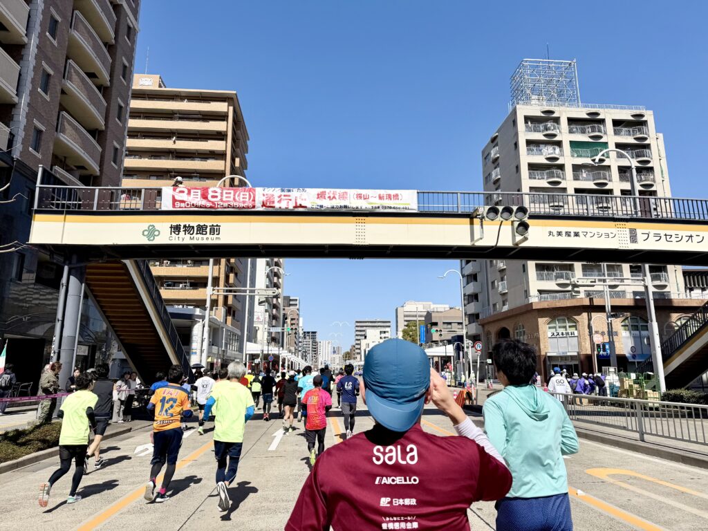 名古屋シティハーフマラソン 博物館前交差点にて