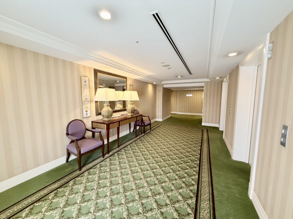 名古屋観光ホテル 一般フロアのエレベーターホール