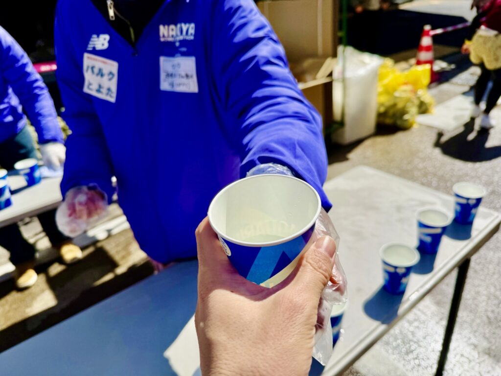 名古屋シティマラソン 給水所でスポーツドリンクゲット