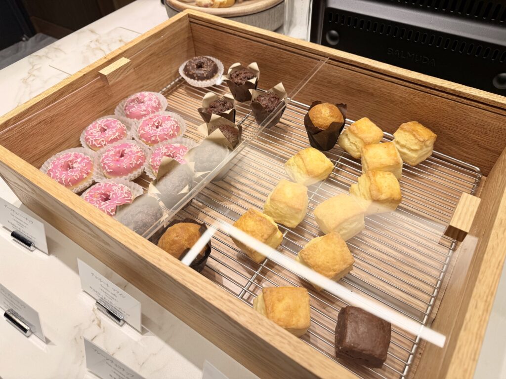 名古屋観光ホテル エスパシオラウンジ イブニングライトミールの焼き菓子