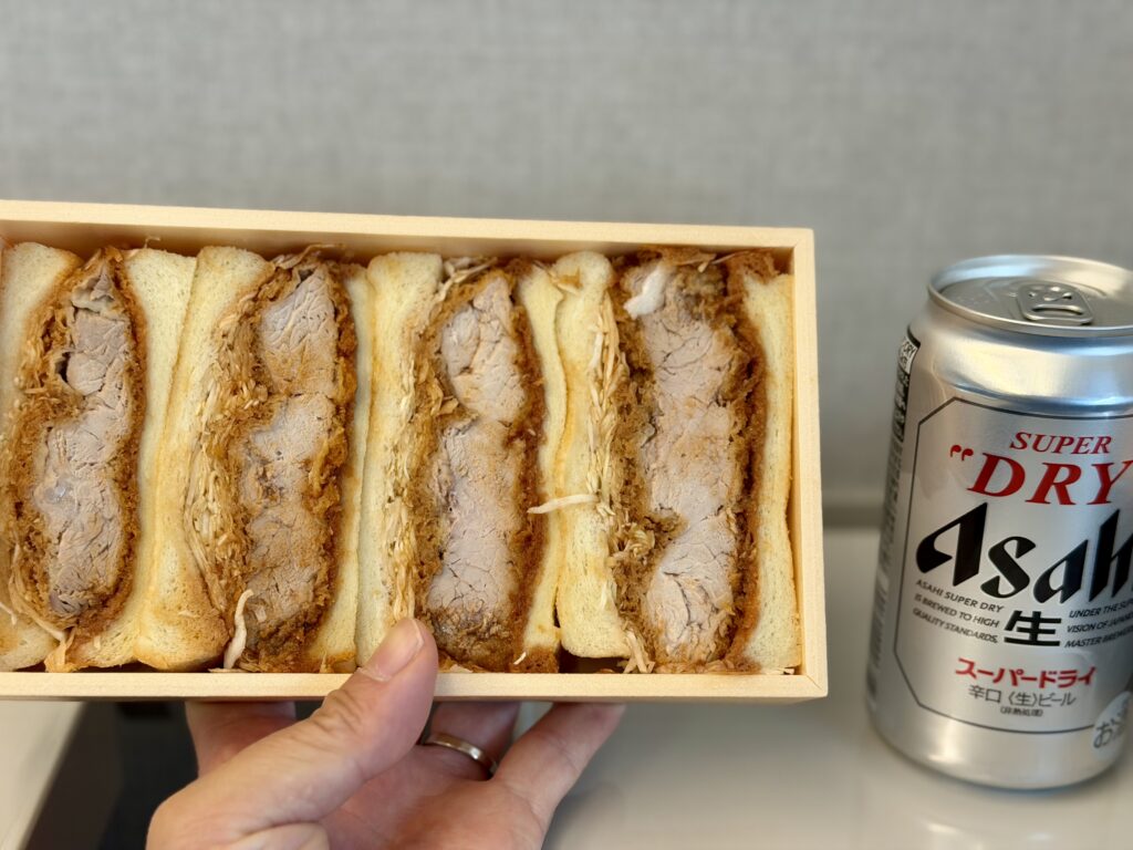 新幹線で食べる日本橋宇多川のカツサンド