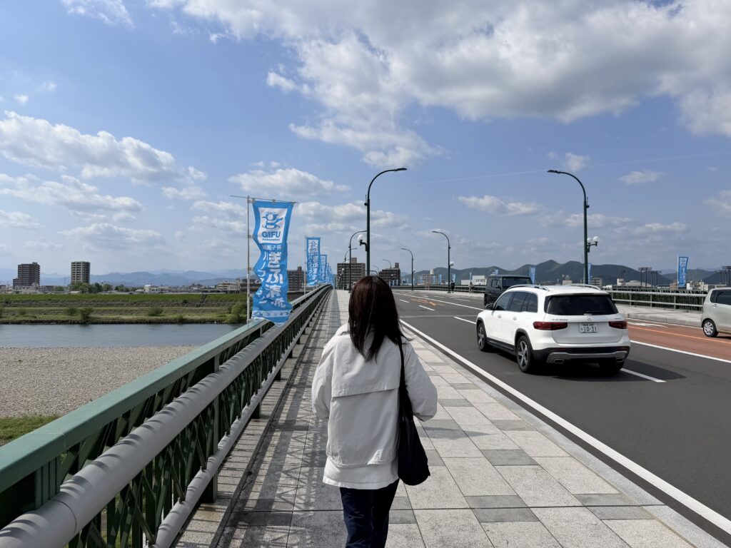 ぎふ清流ハーフマラソン 前日受付のため金華橋を渡る