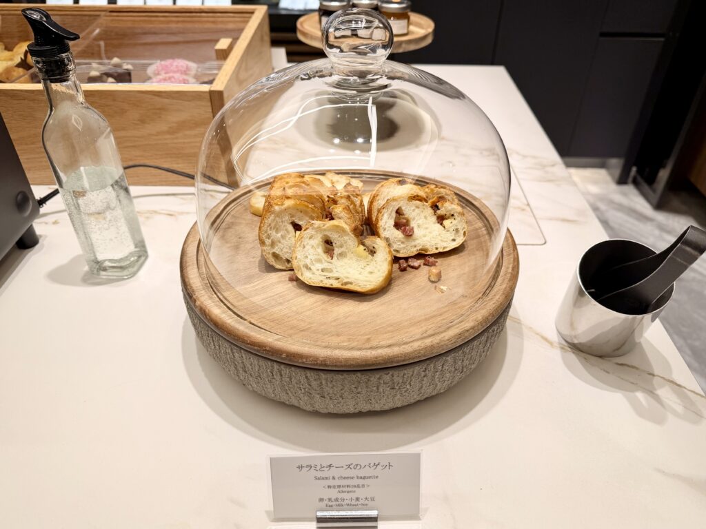 名古屋観光ホテル エスパシオラウンジ 夜タイムのサラミのバゲット