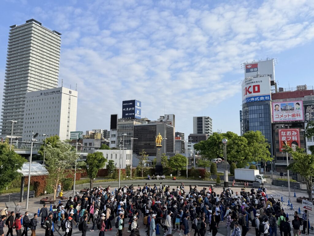 ぎふ清流ハーフマラソン 岐阜駅前のバスを待つ行列