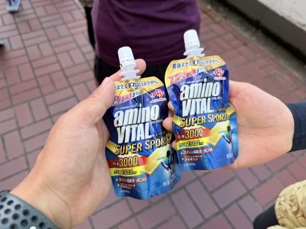 ぎふ清流ハーフマラソン スタート前のアミノバイタル補給