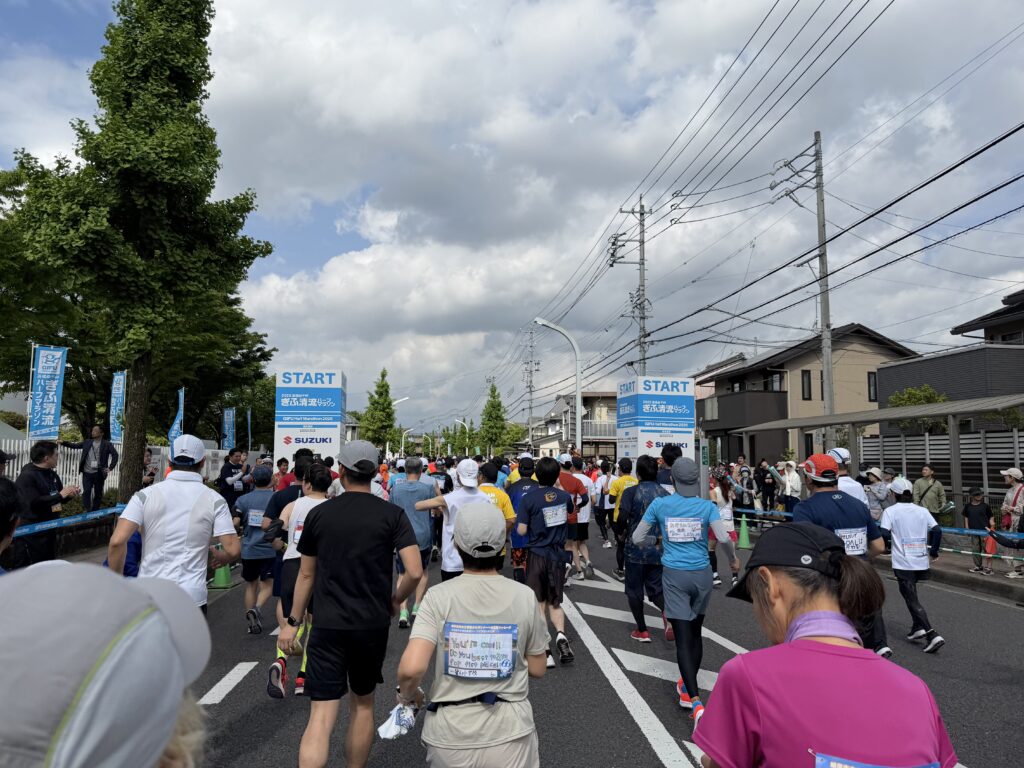 ぎふ清流ハーフマラソン スタート地点通過