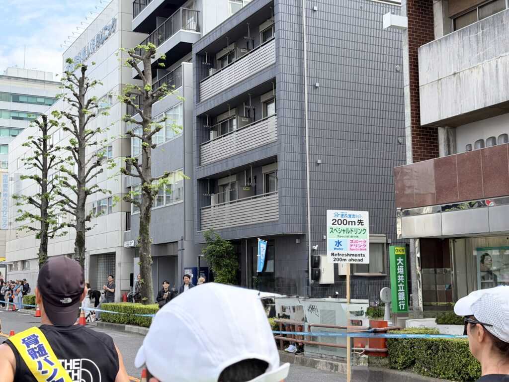 ぎふ清流ハーフマラソン 文化センター前の給水所の案内