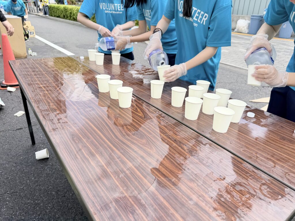 ぎふ清流ハーフマラソン 文化センター前の給水所