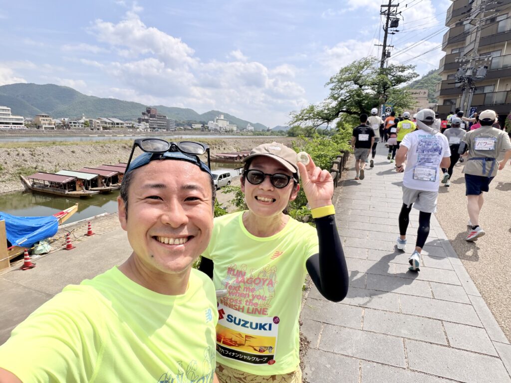 ぎふ清流ハーフマラソン 私設エイドでもらったお菓子と記念撮影