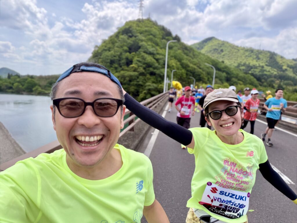ぎふ清流ハーフマラソン 千鳥橋で記念撮影