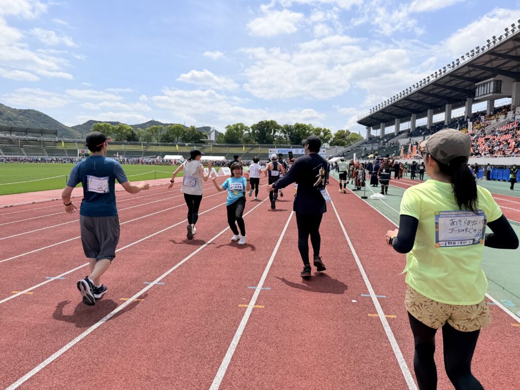 ぎふ清流ハーフマラソン ヒマラヤスタジアム内へ 野口みずきさんとハイタッチ